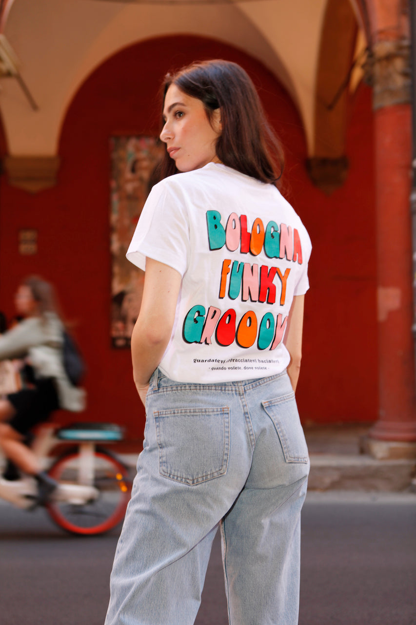 Davanti maglietta Bologna funky groovy bianca modella